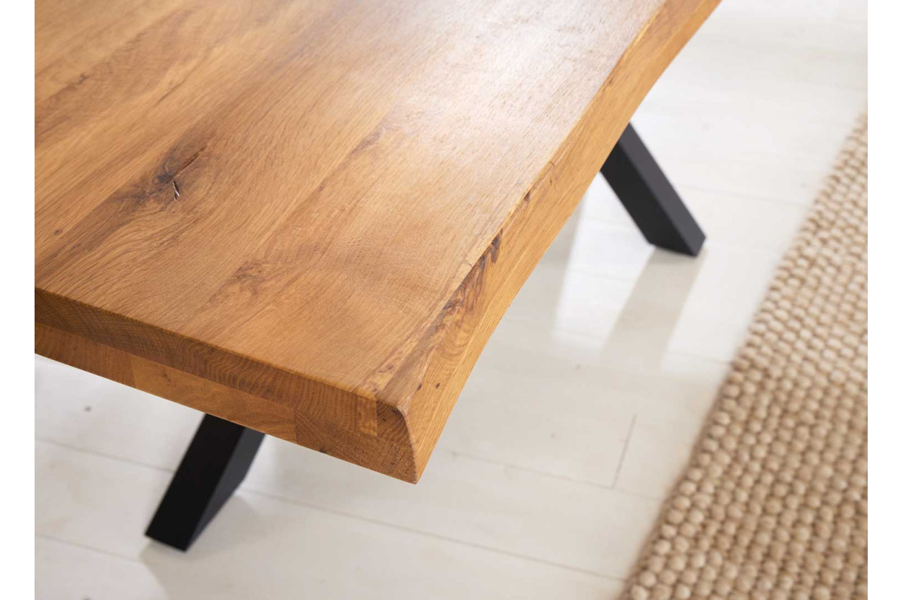 Table extensible en chêne huilé avec pied central noir et bords