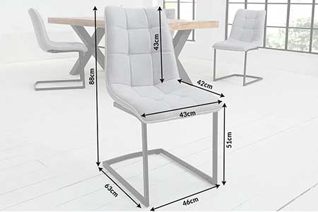 Dimensions détaillées des chaises grises claires